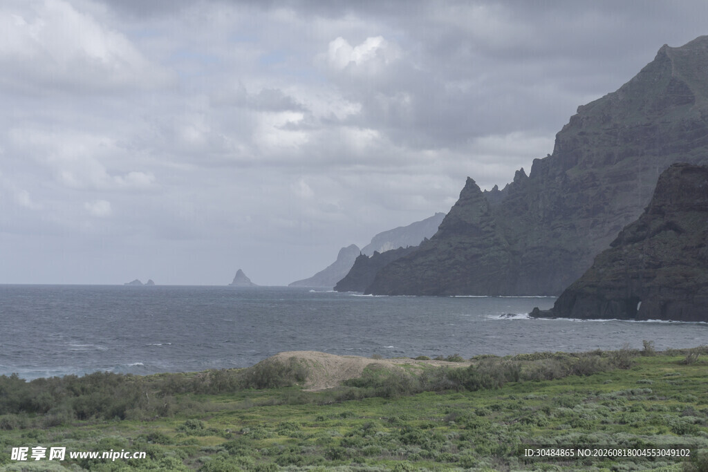 海岸边的壮丽山峦与海景