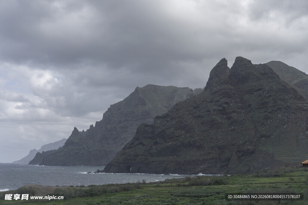 海边巍峨山峦