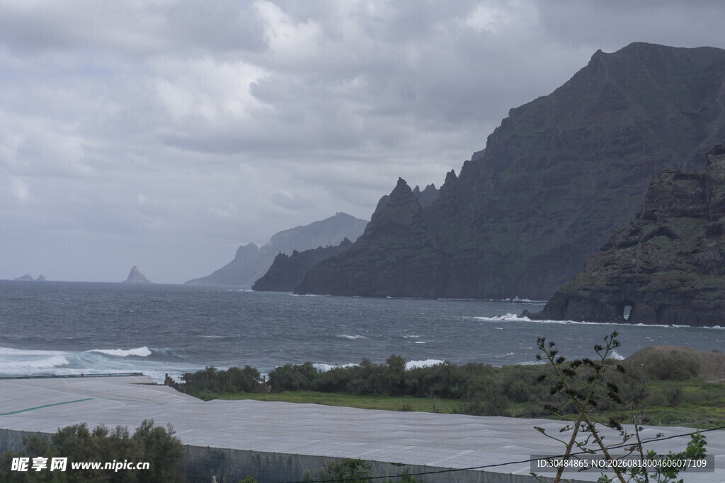 海边壮丽山峦与水域景观