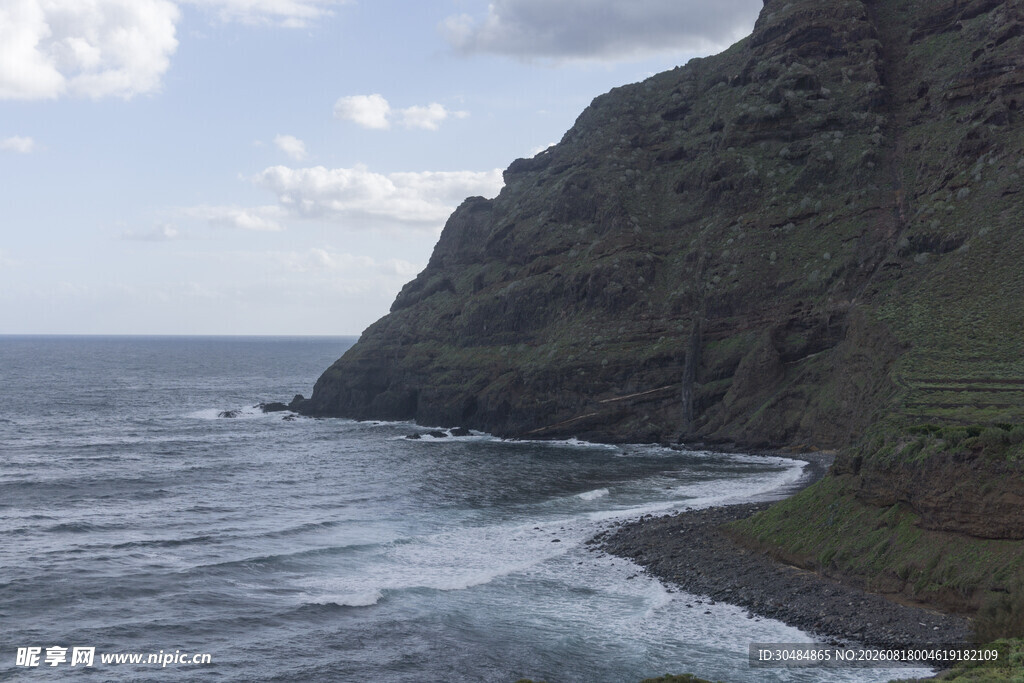 海岸边的壮丽山海景观