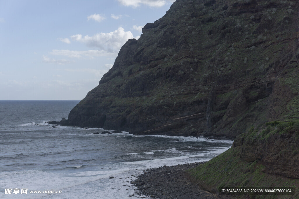海岸边的陡峭山崖与海浪
