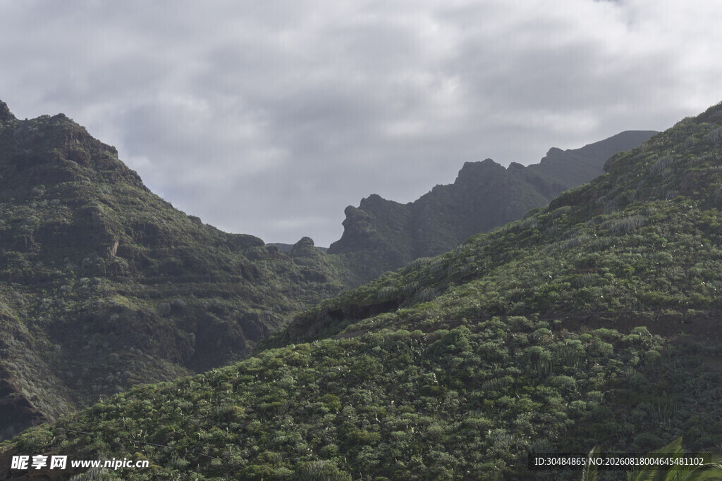 山峦叠翠的自然美景