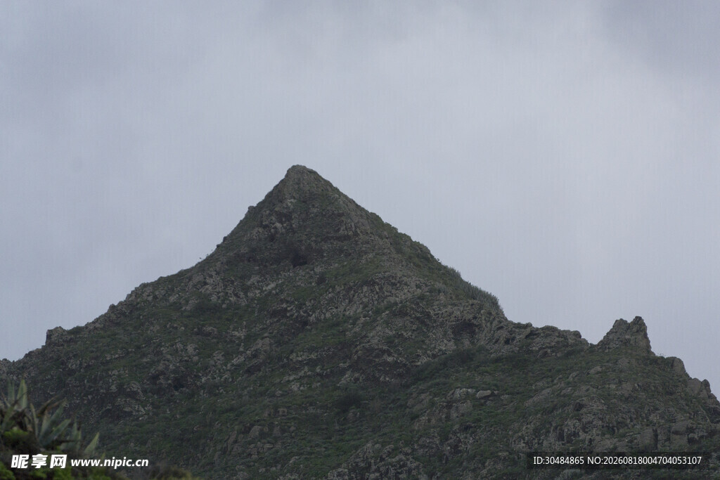 巍峨青山