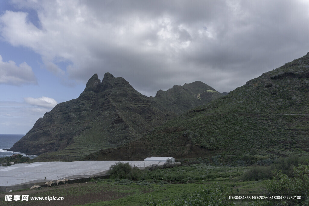 山间湖泊与葱郁山峦美景