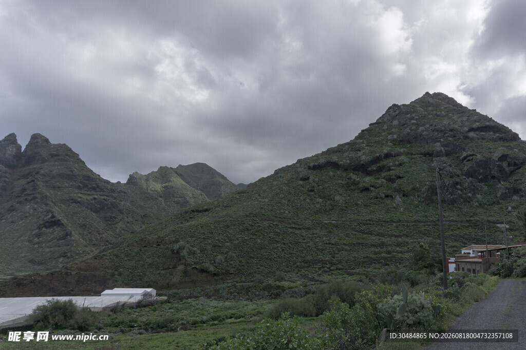 山间公路旁的翠绿山峦