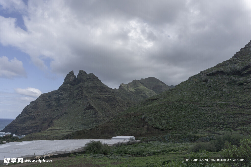 山间湖泊与葱郁山峦美景