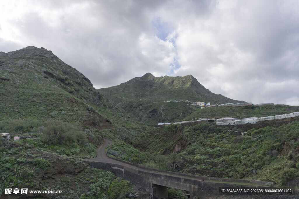山间公路与葱郁山峦景色