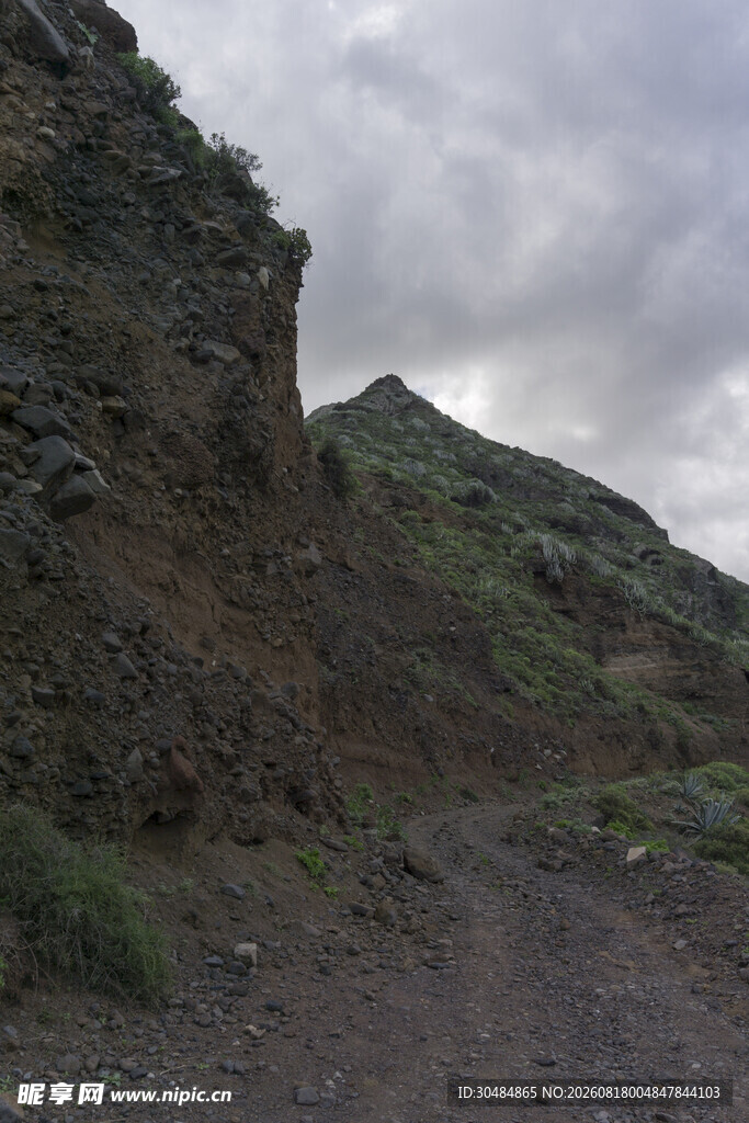 山间崎岖土路与葱郁山坡