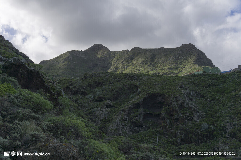 翠绿山峦云雾缭绕美景