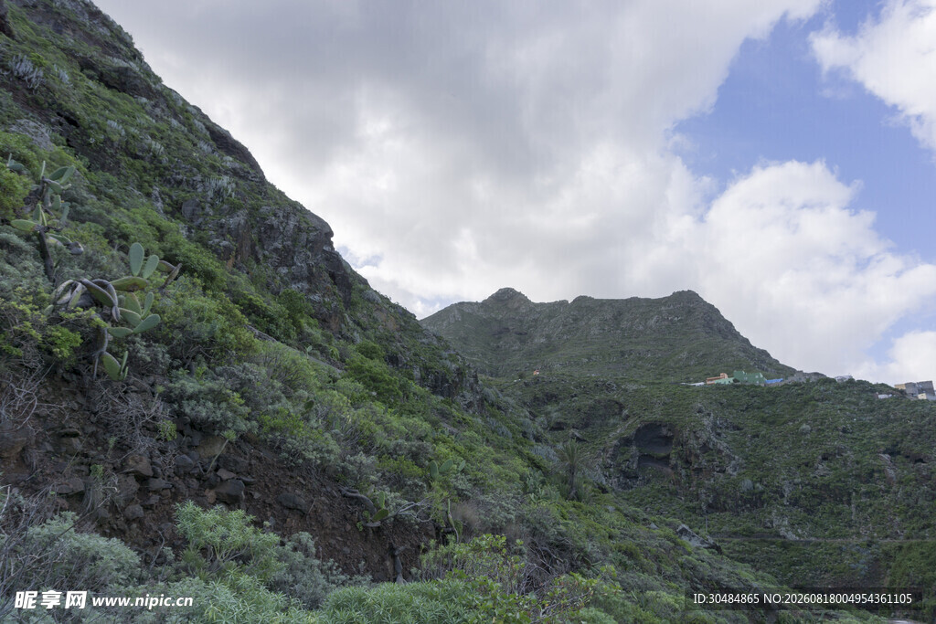 青山云雾间的自然美景