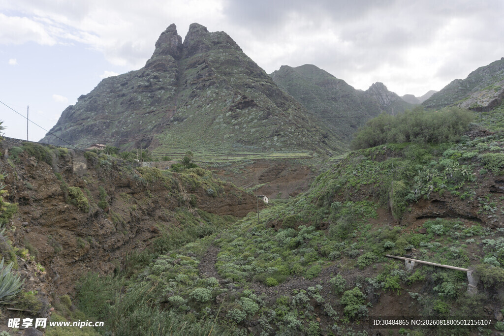 山峦绿野间的自然景致