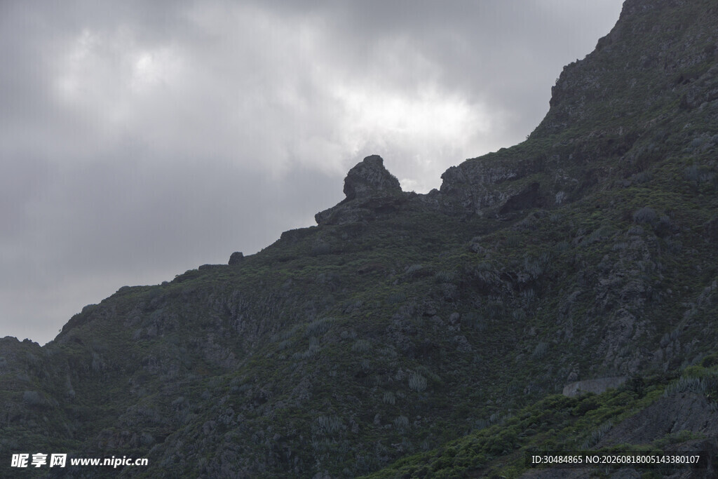 云雾缭绕的险峻山峰