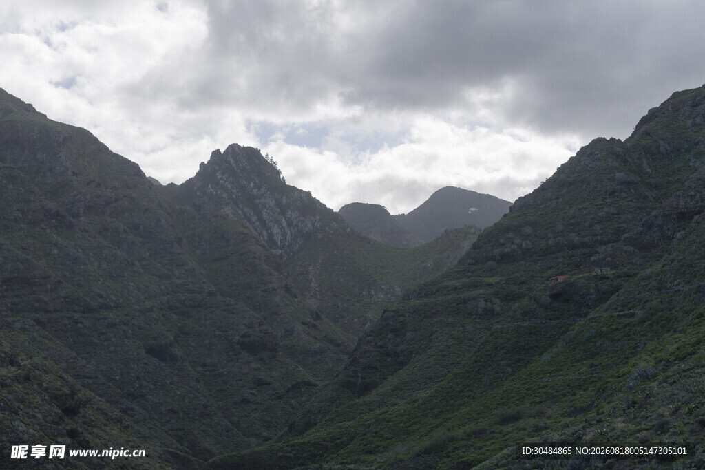 山峦叠翠间的云雾景致