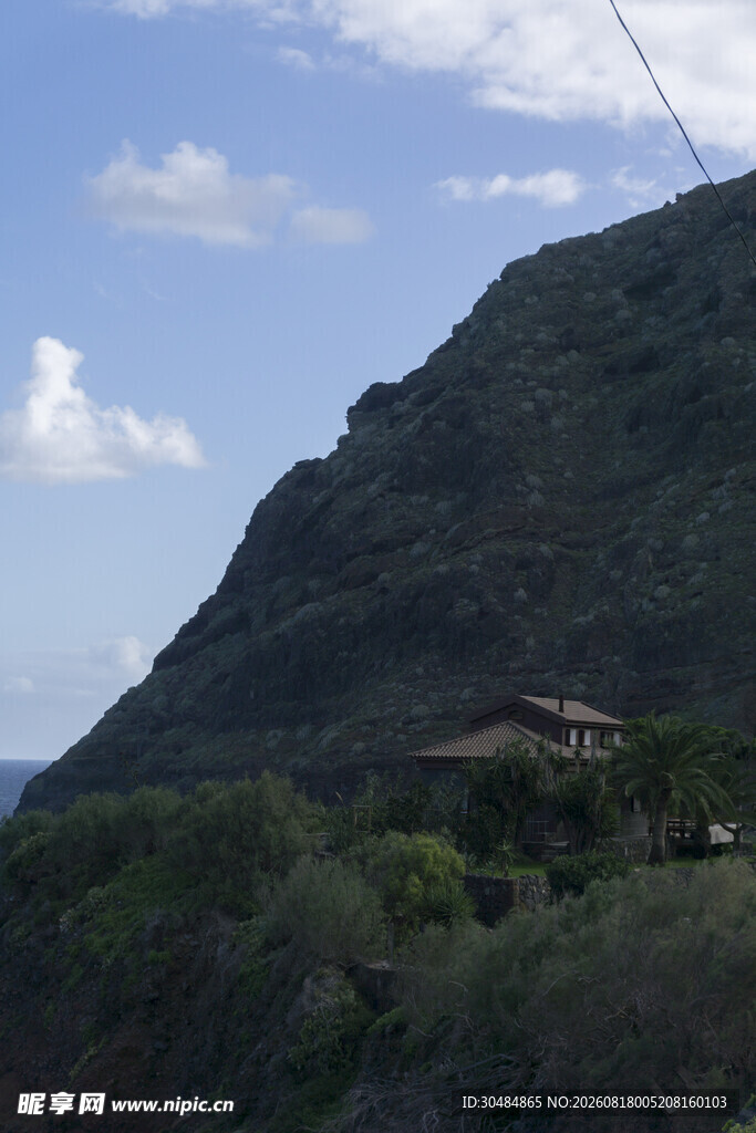青山绿树间的山间景致