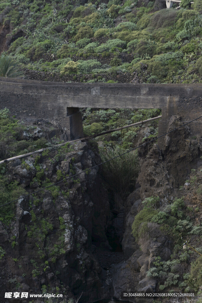 山间石桥横跨深谷
