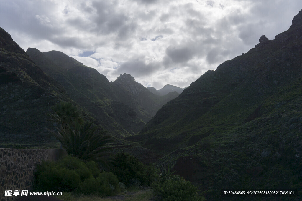 云雾缭绕的山间美景