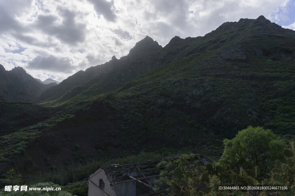 山间小屋隐于葱郁山峦间