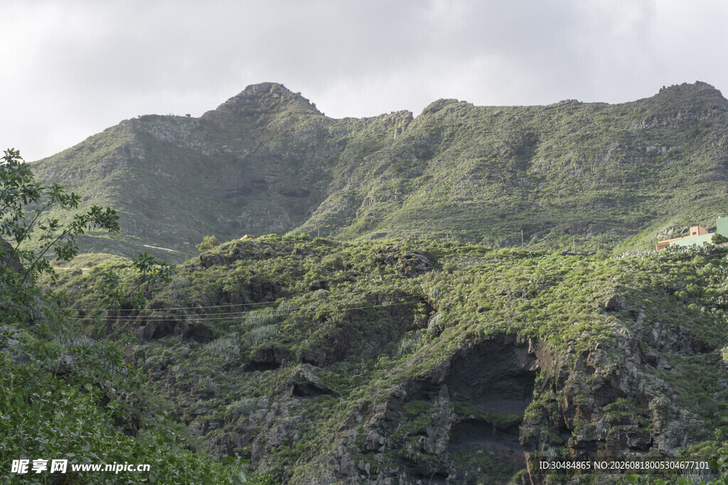 翠绿山峦间的自然美景