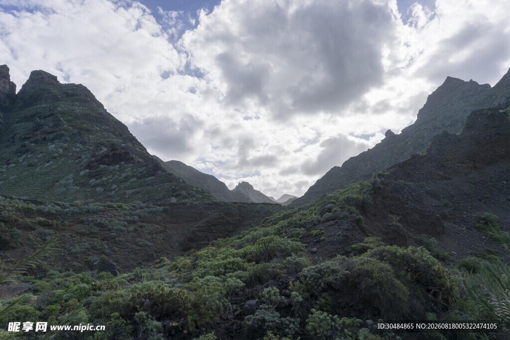 山峦叠翠间的自然美景