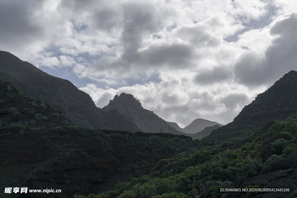 山峦云海间的自然美景