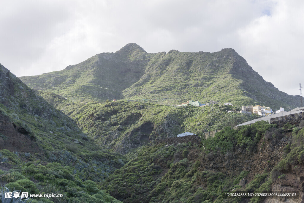 青山峻岭间的蜿蜒山路