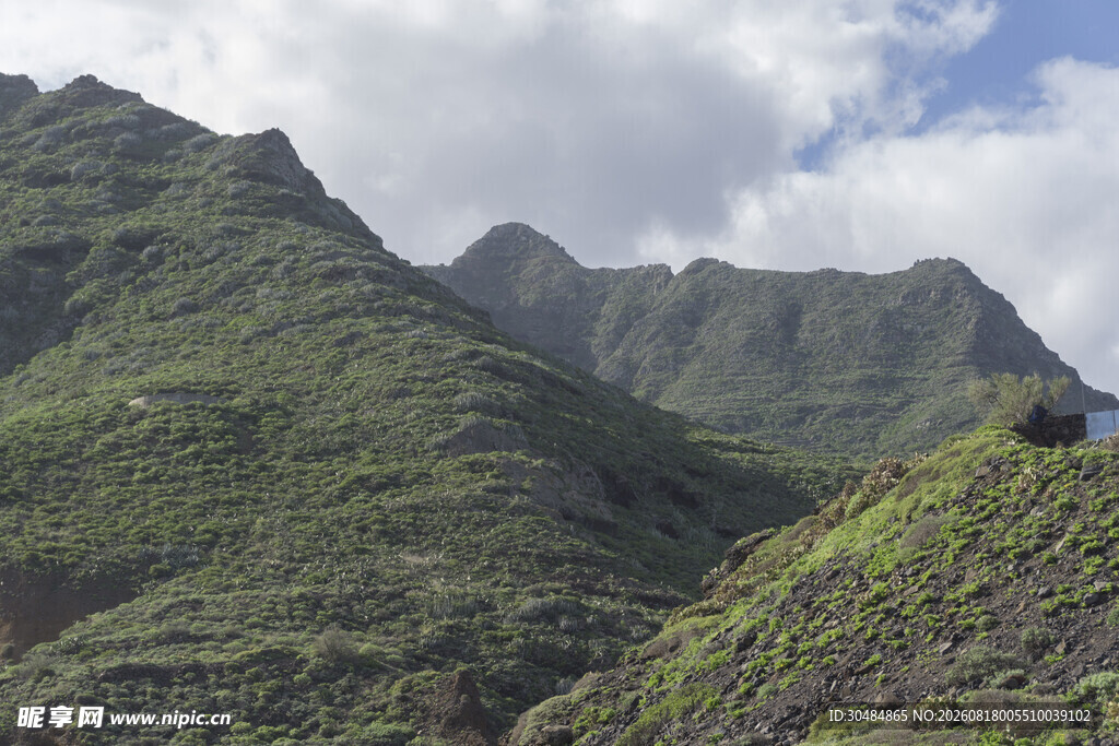翠绿山峦美景