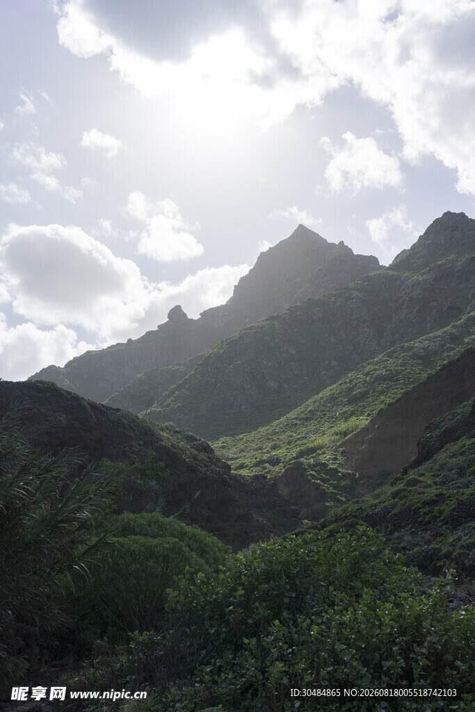 阳光照耀下的青山美景