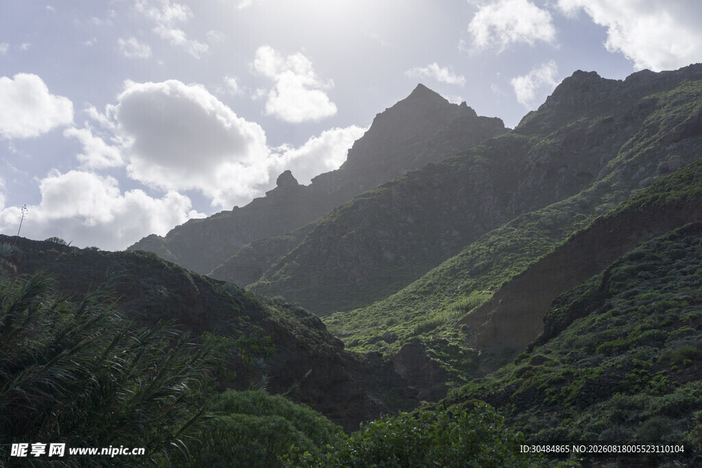 青山翠谷间的壮丽山景