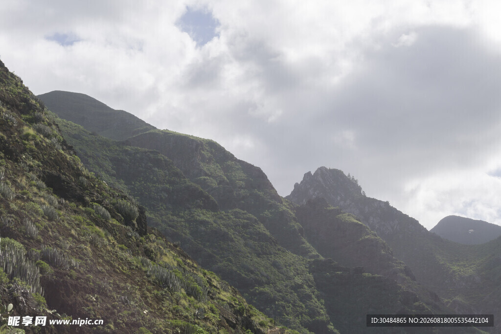 山峦云雾间的自然美景