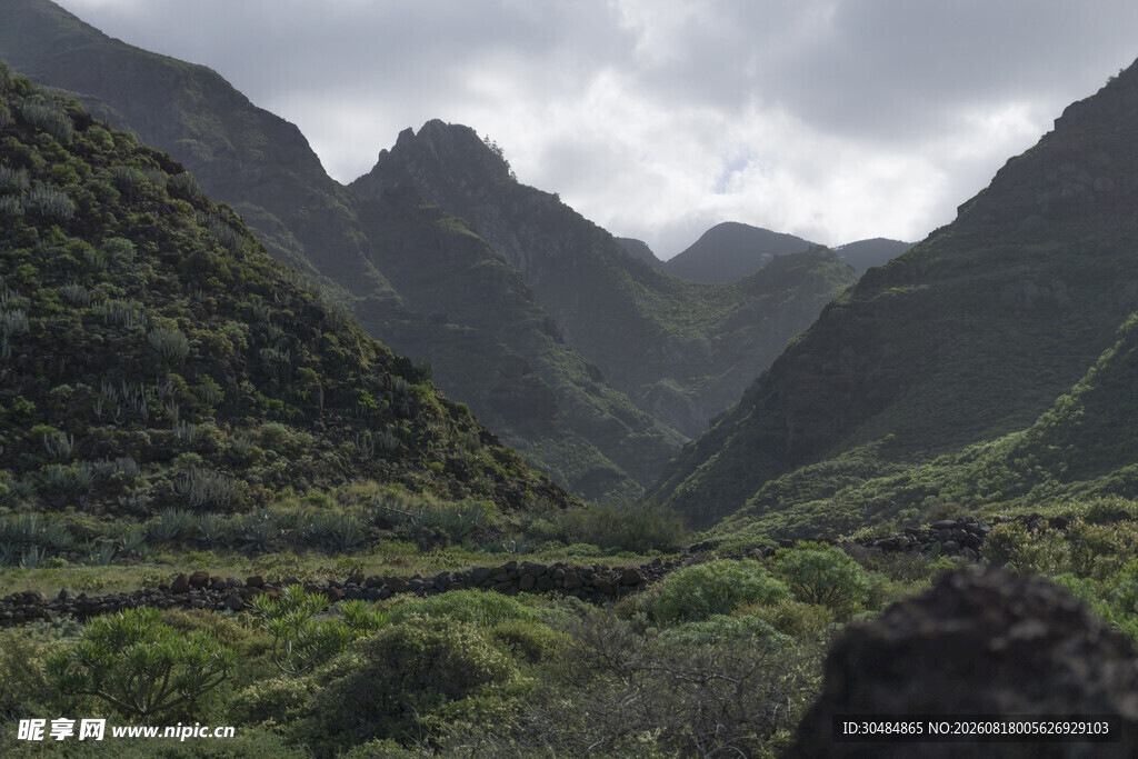 山峦叠翠间的自然美景