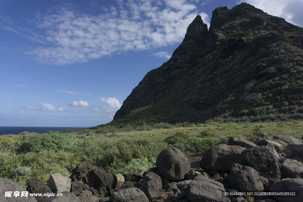 海边峻峭山峰与岩石景观