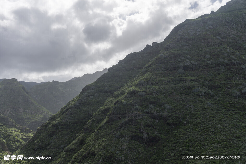 山峦云雾间的壮美景色