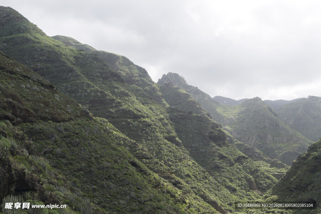 翠绿山峦美景