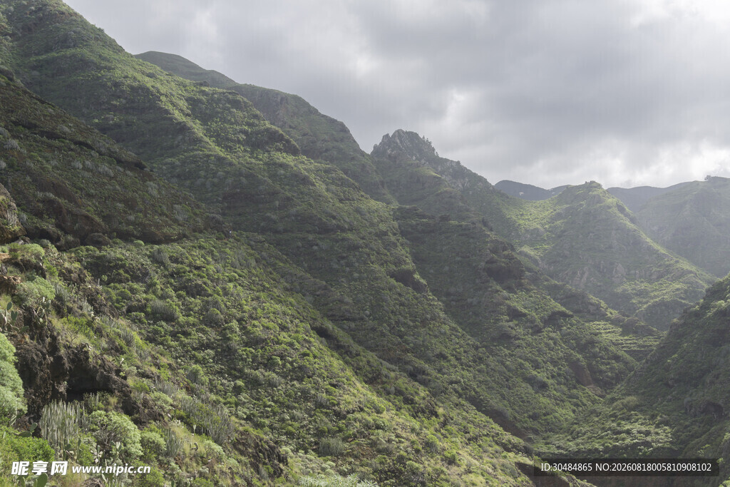 山峦叠翠的自然美景