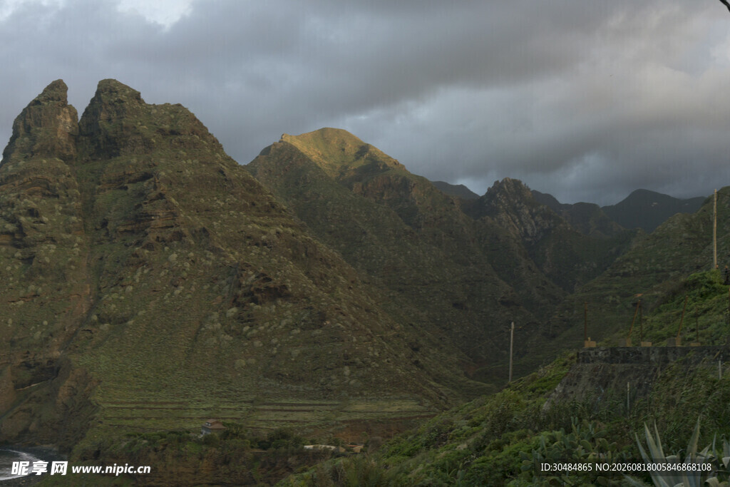 壮丽山峦与云雾景观