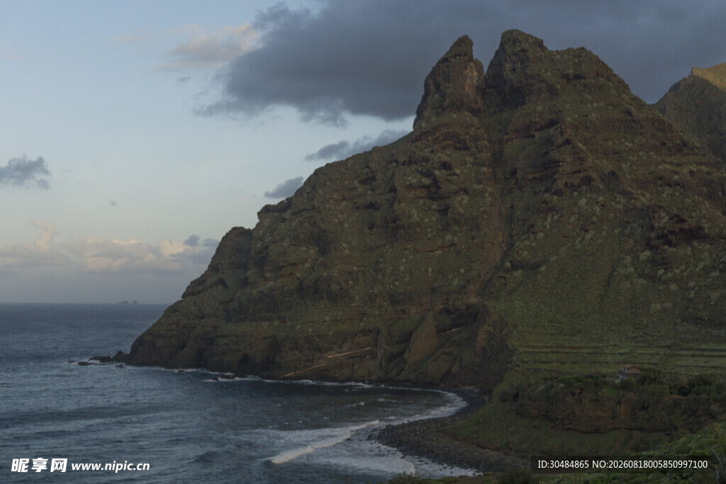 海边峻峭山峰壮丽景致