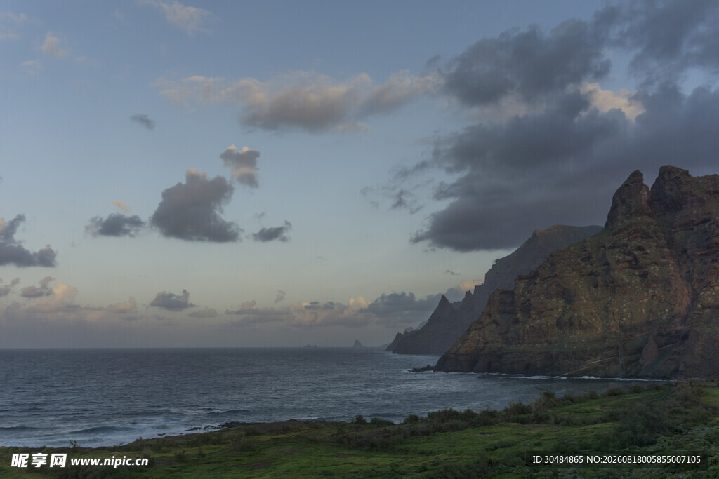海边山峦日落美景