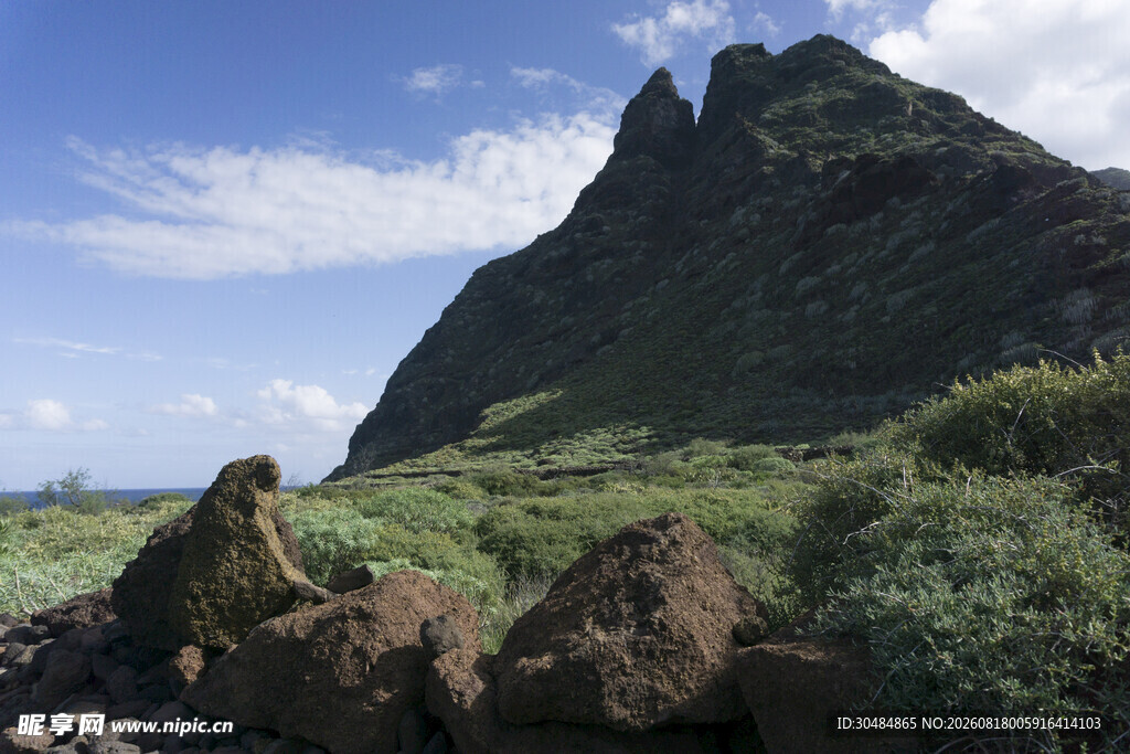 巍峨山峰与周边绿植景观