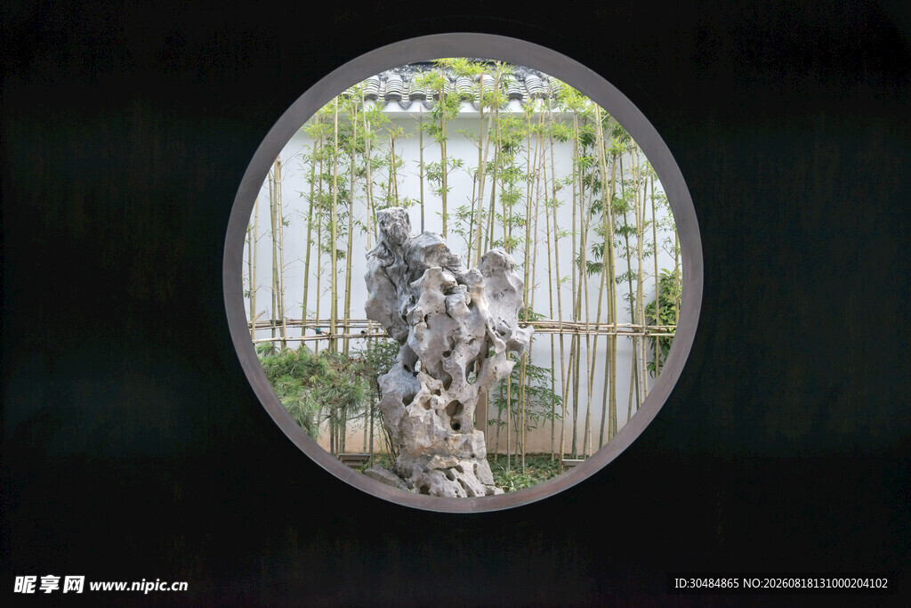 圆形窗景中的中式园林景致