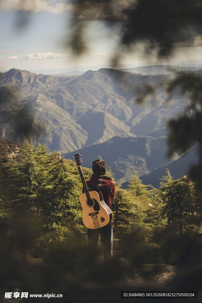 山间音乐人弹吉他赏景