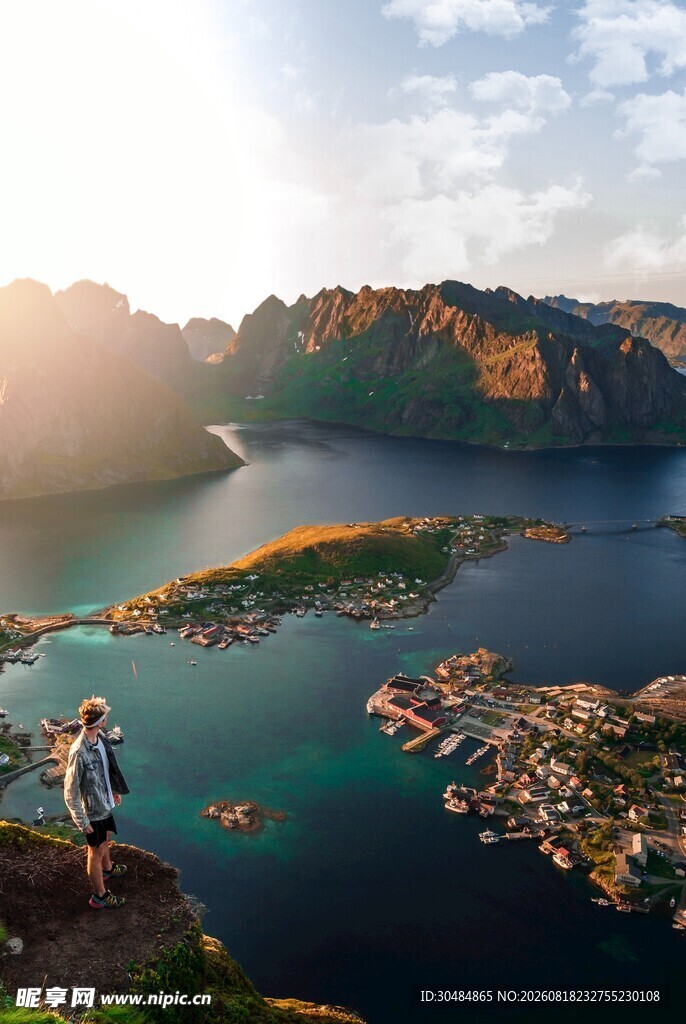 山顶俯瞰美丽海湾风光