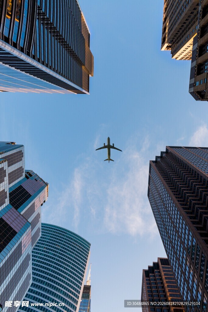 城市上空飞机穿梭景象