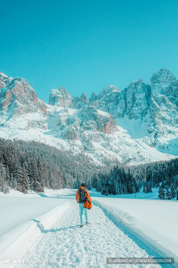 雪地徒步者与壮丽雪山