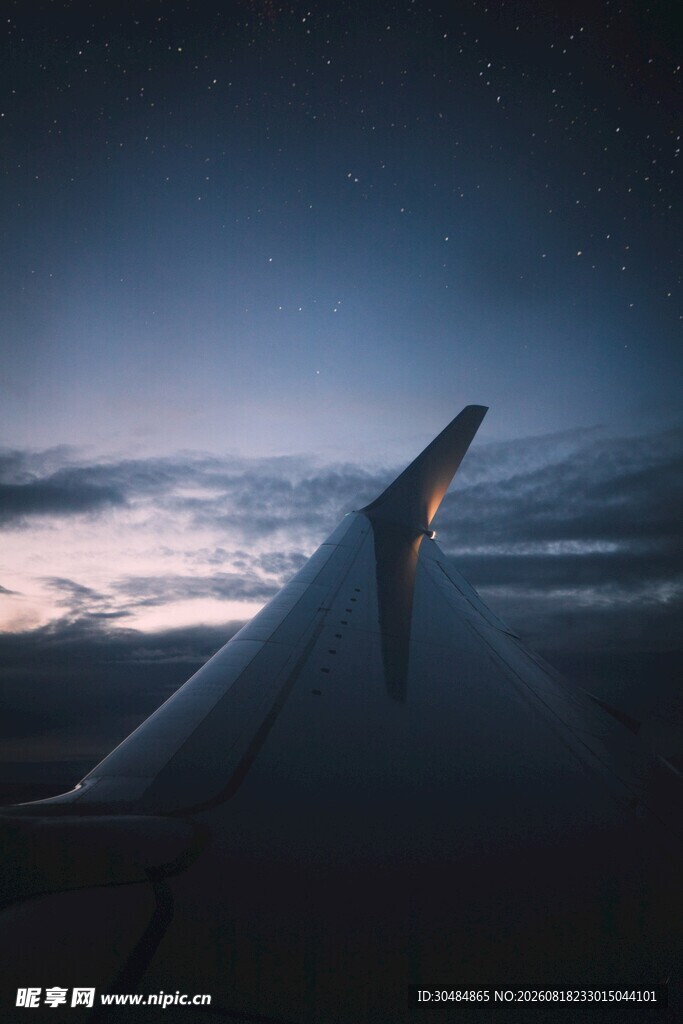 飞机舷窗视角的云端夜景
