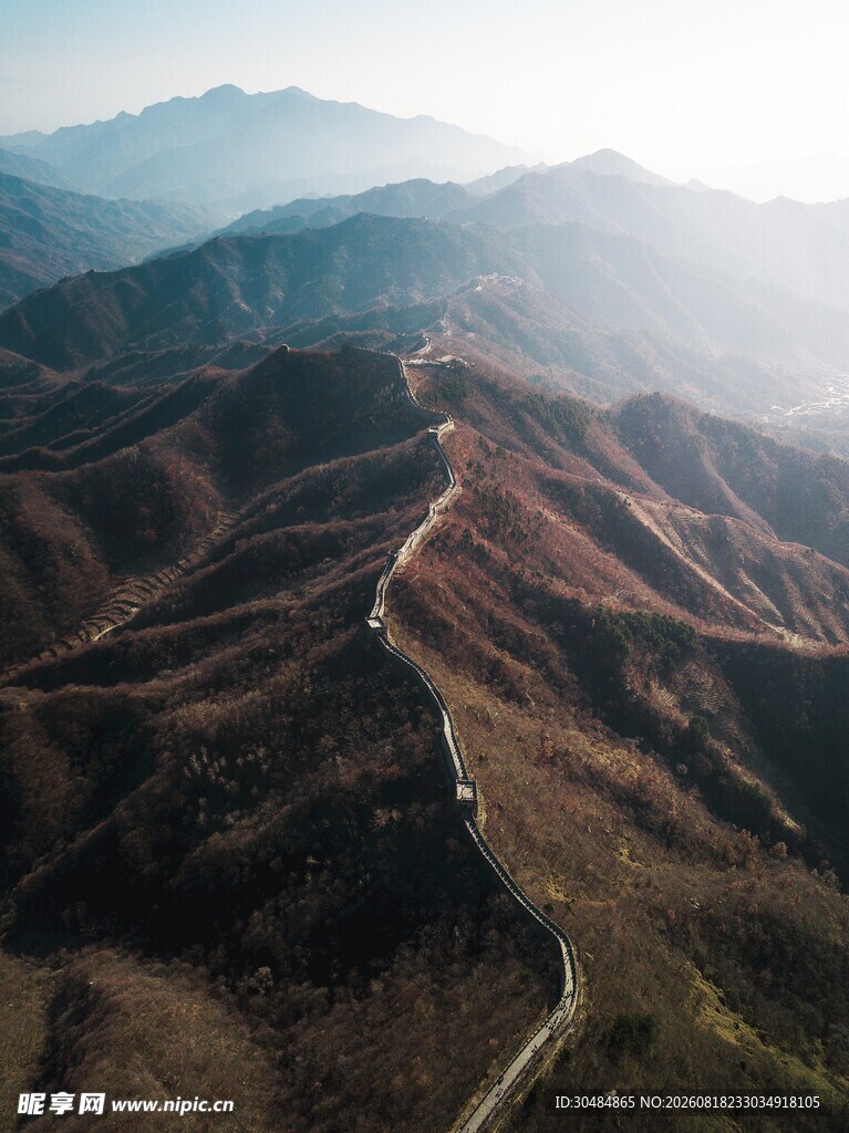 航拍蜿蜒山间公路美景