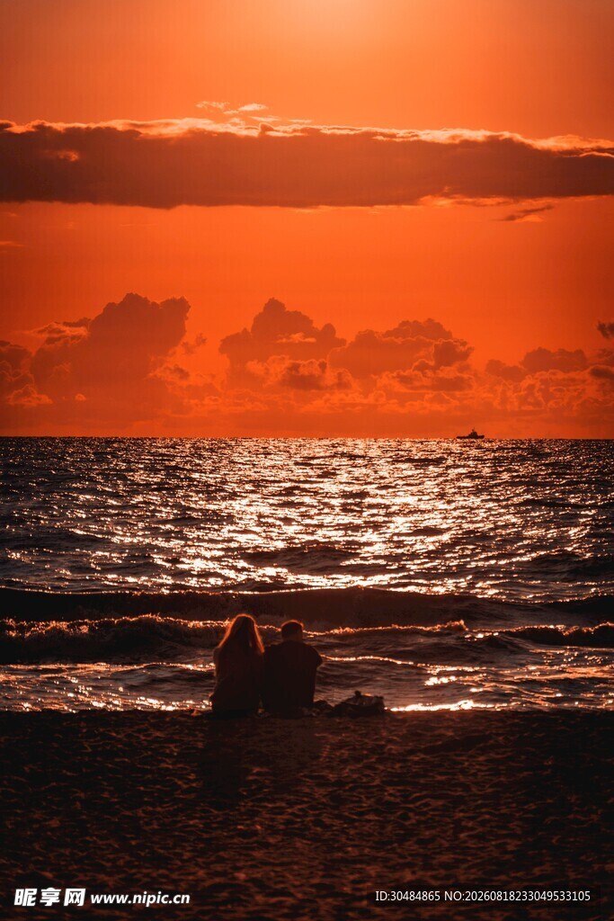 夕阳下的海边浪漫景象