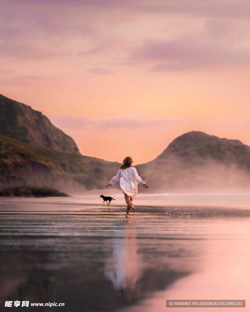 海边女子于黄昏漫步赏景