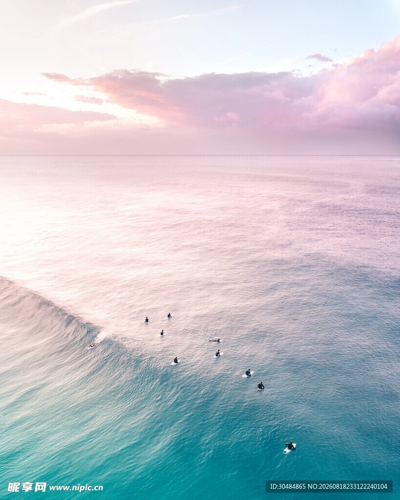 海上日出冲浪者美景