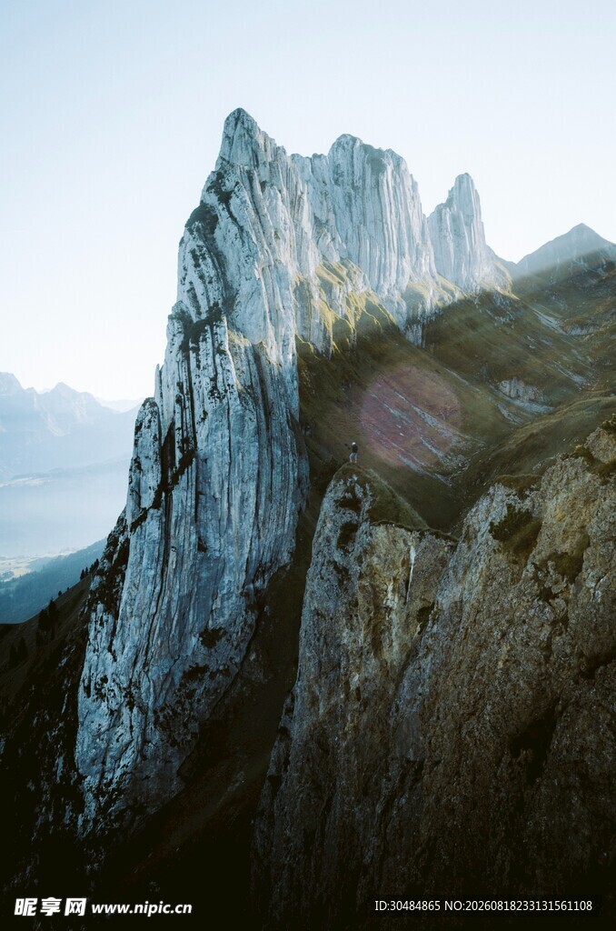 巍峨险峻的壮丽山峰