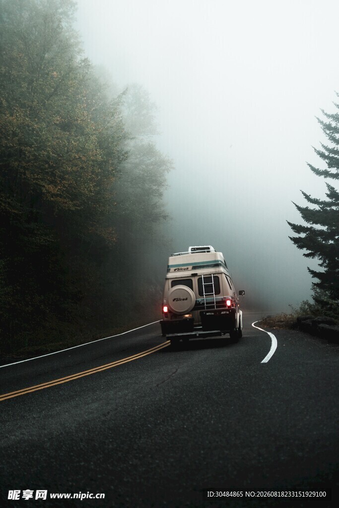 雾中公路上行驶的车辆